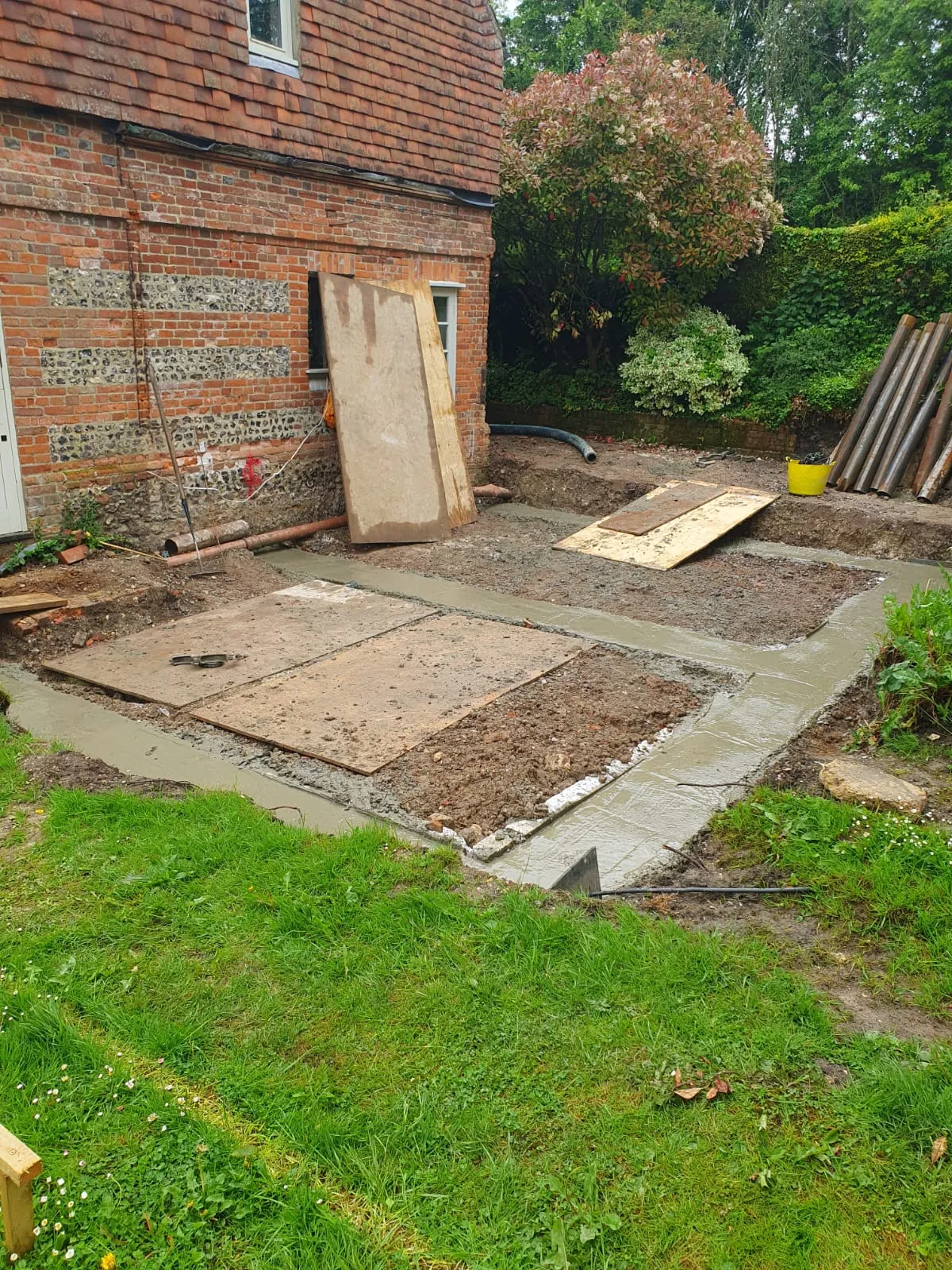 a building yard with grass